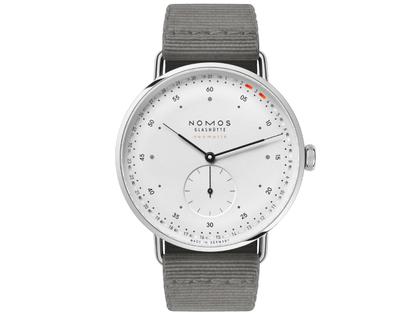 Nomos Glashütte Metro neomatik 41 Update Automatik Edelstahl 41mm weißes Zifferblatt graues Textilband – Herrenuhren Uhr mit Datum aus Edelstahl. Das Gehäuse ist rund und silber. Das Textilarmband ist schwarz. Das Zifferblatt ist arabisch Index und blau. – Ansicht 2