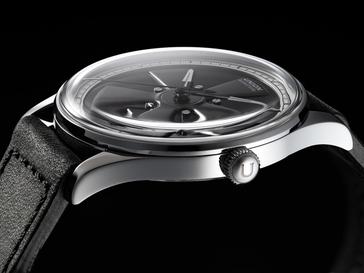 Union Glashütte Noramis Datum Petro Surf 2026 Limitierte Edition Automatik Edelstahl 40mm Felgendesign Zifferblatt schwarzes Lederband – Herrenuhren Uhr mit Datum aus Edelstahl und Leder. Das Gehäuse ist rund und silber. Das Lederarmband ist schwarz. Das Zifferblatt ist ohne Zeichen und schwarz. – Ansicht 3