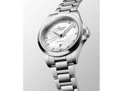 Longines Conquest Quarz Edelstahl 30mm weißes Perlmutt-Zifferblatt mit Diamanten Metallband – Damenuhren Uhr mit Datum aus Edelstahl. Das Gehäuse ist rund und silber. Das Edelstahlarmband ist silber. Das Zifferblatt ist ein Index in weiß. – Ansicht 3