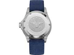 Hanhart Fly Navy Aerosphere MFG3 Automatik Edelstahl 42mm blaues Zifferblatt blaues Textilband limitiert – Herrenuhren Uhr mit Datum aus Edelstahl und Keramik. Das Gehäuse ist rund und silber. Das Textilarmband ist blau. Das Zifferblatt ist arabisch und blau. – Ansicht 2