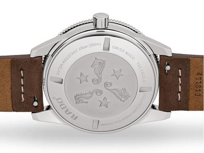 Rado Captain Cook Edelstahl grün Lederband – Herrenuhren Uhr mit Datum aus Edelstahl und Keramik. Das Gehäuse ist rund und silber. Das Lederarmband ist braun. Das Zifferblatt ist ein Index in grün. – Ansicht 2