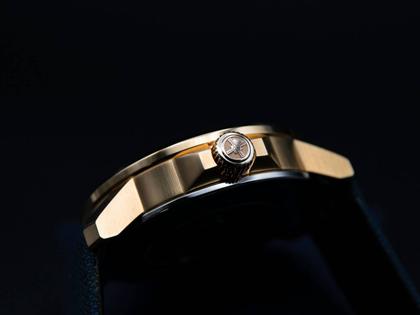 Mühle Glashütte 29er Big Bronze Edition 1994 Automatik 42,4mm blaues Zifferblatt blaues Canvasband – Herrenuhren Uhr mit Datum aus Edelstahl. Das Gehäuse ist rund und roségold. Das Textilarmband ist blau. Das Zifferblatt ist ein Index in weiß. – Ansicht 3