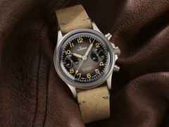 Sinn Spezialuhren 356 FLIEGER Klassik AS E Chronograph Automatik Edelstahl 38,5mm graues Zifferblatt beiges Lederband – Herrenuhren Chronograph aus Edelstahl und Leder. Das Gehäuse ist rund und grau. Das Lederarmband ist beige. Das Zifferblatt ist arabisch und anthrazit. – Ansicht 4