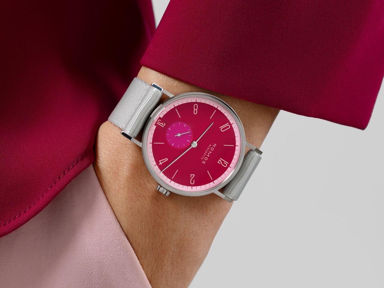 Nomos Glashütte Tangente 38 Datum "175 Years Watchmaking - Chili" Handaufzug Edelstahl pinkes Zifferblatt graues Textilband Glasboden – Herrenuhren Uhr mit Datum aus Edelstahl. Das Gehäuse ist rund und silber. Das Textilarmband ist grau. Das Zifferblatt ist arabisch Index und pink. – Ansicht 7