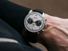 Union Glashütte Noramis Chronograph Gaisbergrennen 2023 Limitierte Edition Automatik Edelstahl 42mm silberfarbenes Zifferblatt schwarzes Lederband – Herrenuhren Chronograph aus Edelstahl. Das Gehäuse ist rund und silber. Das Lederarmband ist schwarz. Das Zifferblatt ist arabisch Index und silber. – Ansicht 4