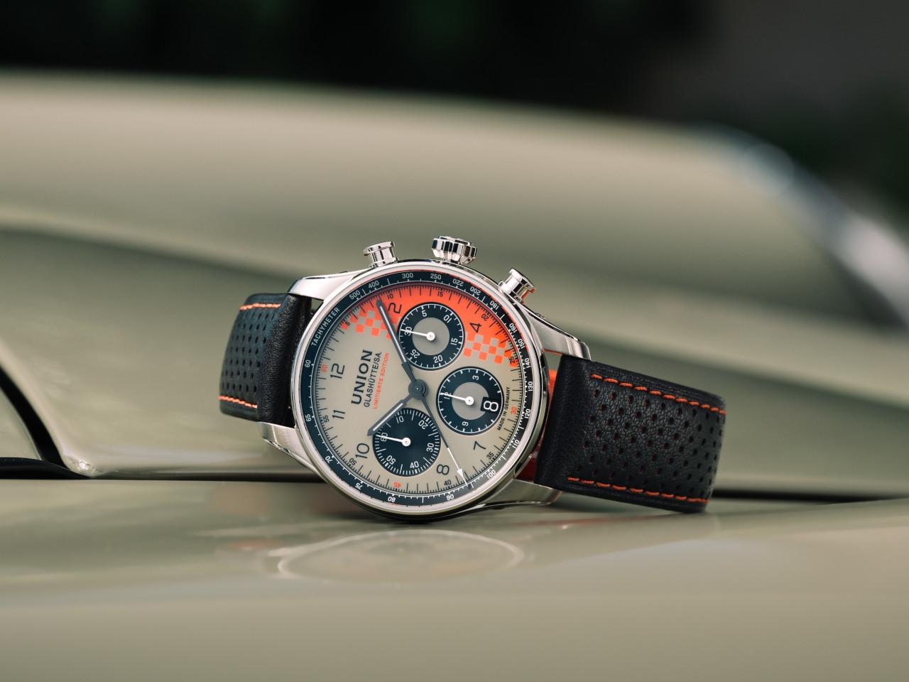 Union Glashütte Belisar Chronograph Speedster 2026 Limited Edition Automatik Edelstahl 40mm beiges Zifferblatt schwarzes Lederband Metallband – Herrenuhren Chronograph aus Edelstahl und Leder. Das Gehäuse ist rund und silber. Das Lederarmband ist schwarz. Das Zifferblatt ist arabisch Index und beige. – Ansicht 7
