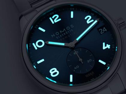 Nomos Glashütte Club Sport neomatik 42 Datum Automatik Edelstahl 42mm blaues Zifferblatt Metallband – Herrenuhren Uhr mit Datum aus Edelstahl. Das Gehäuse ist rund und silber. Das Edelstahlarmband ist silber. Das Zifferblatt ist arabisch Index und blau. – Ansicht 4