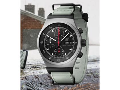Porsche Design Chronograph 1 - 1972 Limited Edition GP 2023 – Herrenuhren Chronograph aus Titan. Das Gehäuse ist rund und silber. Das Textilarmband ist weiß. Das Zifferblatt ist ein Index in schwarz. – Ansicht 7