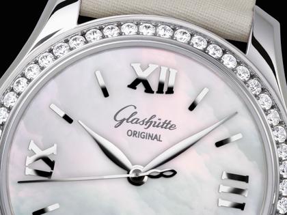 Glashütte Original Lady Serenade Automatik Edelstahl 36mm Perlmutt-Zifferblatt mit Brillanten beiges Textilband – Damenuhren Uhr mit Datum aus Edelstahl. Das Gehäuse ist rund und silber. Das Lederarmband Kroko / Alligator ist weiß. Das Zifferblatt ist römisch Index und weiß. – Ansicht 2