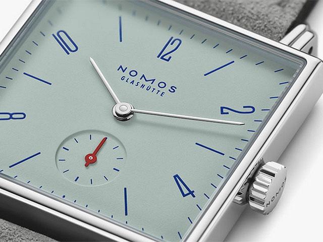 Nomos Glashütte Tetra Petit Four Matcha Handaufzug Edelstahl 29mm grünes Zifferblatt graues Lederband Stahlboden – Damenuhren Uhr ohne Datum aus Edelstahl. Das Gehäuse ist quadratisch und silber. Das Lederarmband ist grau. Das Zifferblatt ist arabisch Index und grün. – Ansicht 4
