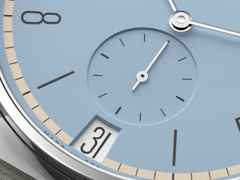 Nomos Glashütte Tangente 38 Datum "175 Years Watchmaking - Frostblau" Handaufzug Edelstahl eisblaues Zifferblatt graues Textilband Glasboden – Herrenuhren Uhr mit Datum aus Edelstahl. Das Gehäuse ist rund und silber. Das Textilarmband ist grau. Das Zifferblatt ist arabisch Index und blau. – Ansicht 5