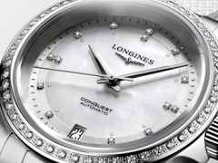Longines Conquest Automatik Edelstahl 34mm weißes Perlmutt-Zifferblatt weißes Kautschukband – Damenuhren Uhr mit Datum aus Edelstahl und Kautschuk. Das Gehäuse ist rund und silber. Das Kautschuk / Kunststoff / Silikon Armband ist weiß. Das Zifferblatt ist ein Index in weiß. – Ansicht 4