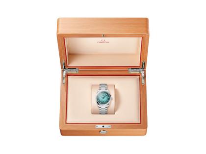 Omega Seamaster Aqua Terra 150M Automatik Edelstahl 38mm türkisfarbenes Zifferblatt Metallband – Herrenuhren Uhr mit Datum aus Edelstahl. Das Gehäuse ist rund und silber. Das Edelstahlarmband ist silber. Das Zifferblatt ist ein Index in türkis. – Ansicht 6