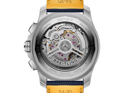 Breitling Super Avenger B01 Chronograph 46 Automatik Titan blaues Zifferblatt blaues Lederband – Herrenuhren Chronograph aus Titan. Das Gehäuse ist rund und grau. Das Lederarmband ist blau. Das Zifferblatt ist ein Index in blau. – Ansicht 3