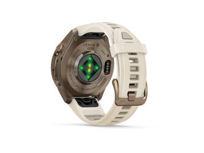 Garmin Fenix 9 Pro inReach Titan 43mm digitales Display beiges Silikonband – Herrenuhren Uhr Multifunktion aus Kautschuk und Titan. Das Gehäuse ist rund und bronze. Das Kautschuk / Kunststoff / Silikon Armband ist beige. Das Zifferblatt ist digital und schwarz. – Ansicht 4