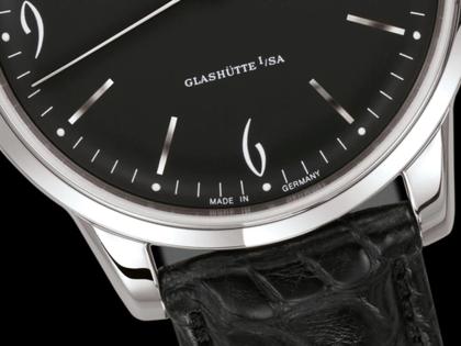 Glashütte Original Sixties Automatik Edelstahl 39mm schwarzes Zifferblatt schwarzes Lederband – Herrenuhren Uhr ohne Datum aus Edelstahl. Das Gehäuse ist rund und silber. Das Lederarmband Kroko / Alligator ist schwarz. Das Zifferblatt ist arabisch Index und schwarz. – Ansicht 2