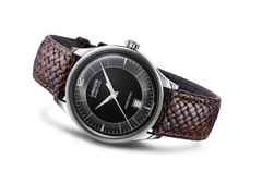 Union Glashütte Noramis Datum Deutschland Klassik 2020 Limitierte Edition Automatik Edelstahl 40mm schwarzes Zifferblatt braunes Lederband – Herrenuhren Uhr mit Datum aus Edelstahl. Das Gehäuse ist rund und silber. Das Lederarmband ist braun. Das Zifferblatt ist arabisch Index und grau. – Ansicht 3