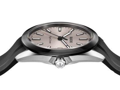 Rado HyperChrome Quarz Edelstahl 41,5mm graues Zifferblatt schwarzes Kautschukband – Herrenuhren Uhr mit Datum aus Edelstahl, Kautschuk und Keramik. Das Gehäuse ist rund und silber. Das Kautschuk / Kunststoff / Silikon Armband ist schwarz. Das Zifferblatt ist ein Index in grau. – Ansicht 3