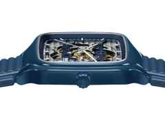 Rado True Square Automatik Skeleton Keramik 38mm blaues Zifferblatt blaues Kautschukband – Herrenuhren Uhr ohne Datum aus Keramik und Titan. Das Gehäuse ist quadratisch und blau. Das Kautschuk / Kunststoff / Silikon Armband ist blau. Das Zifferblatt ist skelettiert und blau. – Ansicht 2