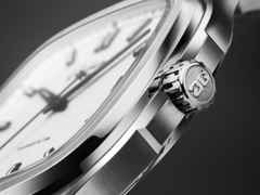 Glashütte Original Seventies Vintage Kollektion Stereo Panel Automatik Edelstahl 39x39mm silbernes Zifferblatt Metallband – Herrenuhren Uhr mit Datum aus 750 Weißgold und Edelstahl. Das Gehäuse ist quadratisch und silber. Das Edelstahlarmband ist silber. Das Zifferblatt ist ein Index in silber. – Ansicht 4