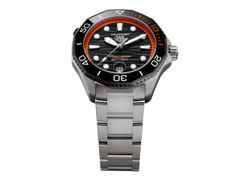 TAG Heuer Aquaracer Professional 500 Date Automatik Titan 42mm schwarzes Zifferblatt Metallband limitiert – Herrenuhren Uhr mit Datum aus Keramik und Titan. Das Gehäuse ist rund und silber. Das Titanarmband ist silber. Das Zifferblatt ist ein Index in schwarz. – Ansicht 3