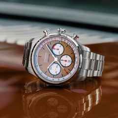 Union Glashütte Belisar Chronograph Silvretta Classic 2024 Limitierte Edition Automatik Edelstahl 44mm bronzefarbenes Zifferblatt schwarzes Lederband und Edelstahlband – Herrenuhren Chronograph aus Edelstahl und Leder. Das Gehäuse ist rund und silber. Das Lederarmband ist schwarz. Das Zifferblatt ist arabisch Index und braun. – Ansicht 7