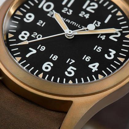 Hamilton Khaki Field Mechanical Handaufzug Bronze 38mm schwarzes Zifferblatt braunes Lederband – Herrenuhren Uhr ohne Datum aus Bronze. Das Gehäuse ist rund und braun. Das Lederarmband ist braun. Das Zifferblatt ist arabisch Index und braun. – Ansicht 3