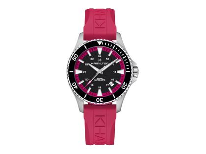 Hamilton Khaki Navy Scuba Auto Edelstahl 40mm schwarzes Zifferblatt pinkes Kautschukband – Herrenuhren Uhr mit Datum aus Edelstahl und Kautschuk. Das Gehäuse ist rund und silber. Das Kautschuk / Kunststoff / Silikon Armband ist pink. Das Zifferblatt ist arabisch Index und schwarz.