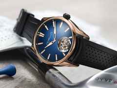 H. Moser & Cie. Pioneer Tourbillon Fumé Mitternachtsblau Limited Edition Automatik Rotgold und Titan DLC-Schwarz 42,8mm blaues Zifferblatt schwarzes Kautschukband – Herrenuhren Uhr ohne Datum aus 750 Rotgold, DLC beschichtet und Titan. Das Gehäuse ist rund und roségold. Das Kautschuk / Kunststoff / Silikon Armband ist schwarz. Das Zifferblatt ist ein Index in blau. – Ansicht 2