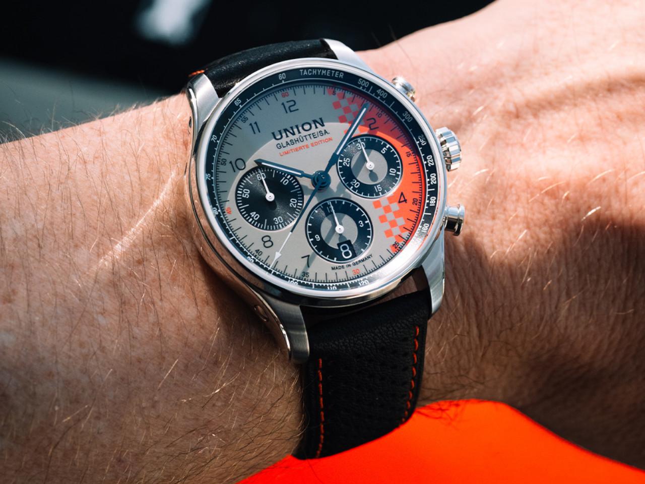 Union Glashütte Belisar Chronograph Speedster 2026 Limited Edition Automatik Edelstahl 40mm beiges Zifferblatt schwarzes Lederband Metallband – Herrenuhren Chronograph aus Edelstahl und Leder. Das Gehäuse ist rund und silber. Das Lederarmband ist schwarz. Das Zifferblatt ist arabisch Index und beige. – Ansicht 11