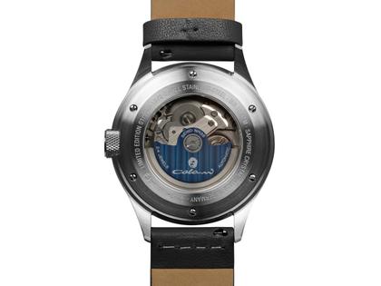 UMF Ruhla Colani Design 2025 Limited Edition Automatik Edelstahl 43mm gelbes Zifferblatt braunes Lederband – Herrenuhren Uhr mit Datum aus Edelstahl. Das Gehäuse ist rund und silber. Das Lederarmband ist braun. Das Zifferblatt ist arabisch Index und gelb. – Ansicht 2