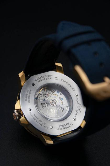 Mühle Glashütte 29er Big Bronze Edition 1994 Automatik 42,4mm blaues Zifferblatt blaues Canvasband – Herrenuhren Uhr mit Datum aus Edelstahl. Das Gehäuse ist rund und roségold. Das Textilarmband ist blau. Das Zifferblatt ist ein Index in weiß. – Ansicht 6