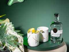 Meissen Geschenk Set Juniper Jack London Dry Gin Cherry, weiß-goldene Gin-Becher "Swords" – Porzellanwaren Tafelporzellan in weiß und aus Porzellan. – Ansicht 2