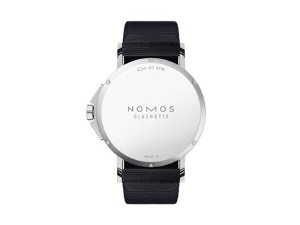 Nomos Glashütte Ahoi neomatik 38 Datum Atlantik Automatik Edelstahl dunkelblaues Zifferblatt dunkelblaues Textilband Stahlboden – Herrenuhren Uhr mit Datum aus Edelstahl. Das Gehäuse ist rund und silber. Das Textilarmband ist blau. Das Zifferblatt ist arabisch Index und blau. – Ansicht 2