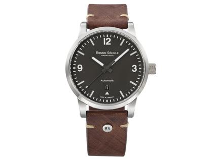 Bruno Söhnle Glashütte Episode V Limited Edition Automatik Edelstahl 44mm graues Zifferblatt braunes Lederband – Herrenuhren Uhr mit Datum aus Edelstahl und Leder. Das Gehäuse ist rund und silber. Das Lederarmband ist braun. Das Zifferblatt ist arabisch Index und anthrazit.