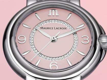 Maurice Lacroix Fiaba Colours Edition Quarz Edelstahl 32mm rosanes Zifferblatt Metallband – Damenuhren Uhr ohne Datum aus Edelstahl. Das Gehäuse ist rund und silber. Das Edelstahlarmband ist silber. Das Zifferblatt ist arabisch Index und rosa. – Ansicht 2