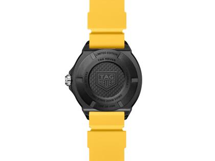 TAG Heuer Formula 1 Solargraph Quarz Kunststoff 38mm schwarzes Zifferblatt gelbes Kautschukband – Herrenuhren Uhr mit Datum aus Edelstahl und Kunststoff. Das Gehäuse ist rund und schwarz. Das Kautschuk / Kunststoff / Silikon Armband ist gelb. Das Zifferblatt ist ein Index in schwarz. – Ansicht 2