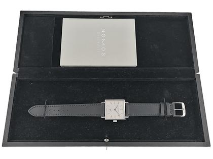 Nomos Glashütte Tetra 27 Handaufzug Edelstahl silbernes Zifferblatt schwarzes Lederband Full Set Occasion Refurbished – Damenuhren Uhr ohne Datum aus Edelstahl. Das Gehäuse ist quadratisch und silber. Das Lederarmband ist schwarz. Das Zifferblatt ist arabisch Index und silber. – Ansicht 3