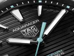 TAG Heuer Aquaracer Professional 200 Solargraph Titan 40mm schwarzes Zifferblatt Metallband – Herrenuhren Uhr mit Datum aus Titan. Das Gehäuse ist rund und silber. Das Titanarmband ist silber. Das Zifferblatt ist ein Index in schwarz. – Ansicht 4