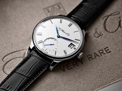 H. Moser & Cie. Venturer Big Date Handaufzug Weißgold 41,5mm weißes Zifferblatt schwarzes Lederband – Herrenuhren Uhr mit Datum aus 750 Weißgold. Das Gehäuse ist rund und silber. Das Lederarmband Kroko / Alligator ist schwarz. Das Zifferblatt ist römisch und weiß. – Ansicht 2
