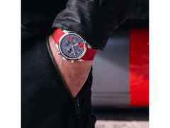 Union Glashütte Belisar Chronograph Speedster Limited Edition 2024 Automatik Edelstahl 44mm graues Zifferblatt graues Lederband – Herrenuhren Chronograph aus Edelstahl. Das Gehäuse ist rund und silber. Das Lederarmband ist schwarz. Das Zifferblatt ist arabisch Index und grau. – Ansicht 4