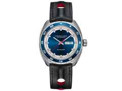 Hamilton American Classic Pan Europe Automatik Edelstahl 42 mm blau Lederband schwarz – Herrenuhren Uhr mit Datum aus Edelstahl und Leder. Das Gehäuse ist rund und silber. Das Lederarmband ist schwarz. Das Zifferblatt ist ein Index in blau.