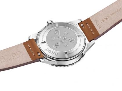 Rado Captain Cook Edelstahl blau Lederband – Herrenuhren Uhr mit Datum aus Edelstahl und Keramik. Das Gehäuse ist rund und silber. Das Lederarmband ist braun. Das Zifferblatt ist ein Index in blau. – Ansicht 3