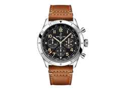 Breitling Super AVI B04 Chronograph GMT 46 P-51 Mustang Automatik Edelstahl schwarzes Zifferblatt braunes Lederband – Herrenuhren Chronograph aus Edelstahl. Das Gehäuse ist rund und silber. Das Lederarmband ist braun. Das Zifferblatt ist arabisch und schwarz.