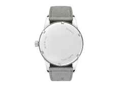 Nomos Glashütte Club Campus 38 Nonstop Red Handaufzug Edelstahl rotes Zifferblatt graues Lederband Stahlboden – Herrenuhren Uhr ohne Datum aus Edelstahl und Leder. Das Gehäuse ist rund und silber. Das Lederarmband ist grau. Das Zifferblatt ist arabisch römisch und rot. – Ansicht 2