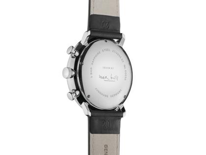 Junghans Max Bill Chronoscope Automatik Edelstahl 40mm silbernes Zifferblatt schwarzes Lederband – Herrenuhren Chronograph aus Edelstahl. Das Gehäuse ist rund und silber. Das Lederarmband ist schwarz. Das Zifferblatt ist ein Index in silber. – Ansicht 3