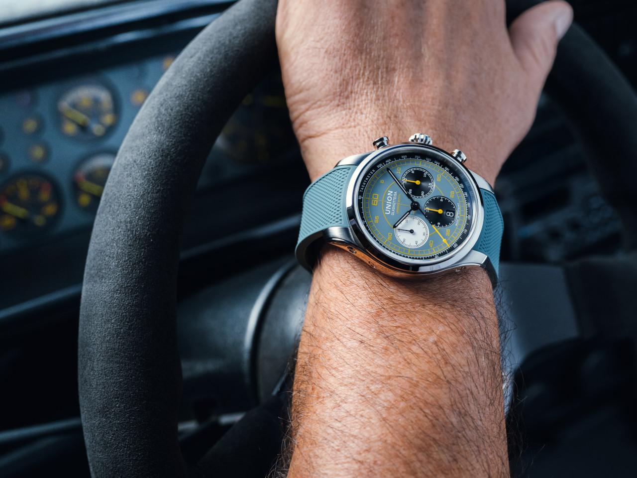 Union Glashütte Belisar Chronograph Speedster 2025 Limited Edition Automatik Edelstahl 44mm blaues Zifferblatt blaues Kautschukband – Herrenuhren Chronograph aus Edelstahl und Kautschuk. Das Gehäuse ist rund und silber. Das Kautschuk / Kunststoff / Silikon Armband ist blau. Das Zifferblatt ist arabisch und blau. – Ansicht 7