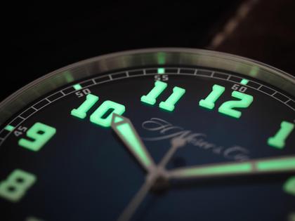 H. Moser & Cie. Heritage Centre Seconds Funky Blue Automatik Edelstahl 42mm blaues Zifferblatt braunes Lederband – Herrenuhren Uhr ohne Datum aus Edelstahl. Das Gehäuse ist rund und silber. Das Lederarmband ist braun. Das Zifferblatt ist arabisch und blau. – Ansicht 5