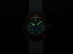 Oris Divers Sixty-Five Cotton Candy Automatik Bronze 38mm blaues Zifferblatt blaues Textilband – Damenuhren Uhr mit Datum aus Bronze und Leder. Das Gehäuse ist rund und roségold. Das Textilarmband ist blau. Das Zifferblatt ist ein Index in blau. – Ansicht 6