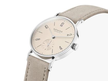 Nomos Glashütte Tangente 33 Champagner Handaufzug Edelstahl 33mm beiges Zifferblatt beiges Lederband Glasboden – Damenuhren Uhr ohne Datum aus Edelstahl. Das Gehäuse ist rund und silber. Das Lederarmband ist beige. Das Zifferblatt ist arabisch Index und beige. – Ansicht 3
